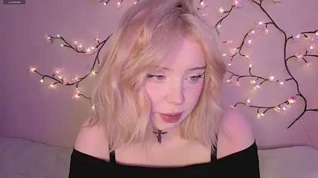 Snapshot of RileyVice chatting on May 2026 08:52:01 AM RileyVice online show from May 2026 08:52:01 AM