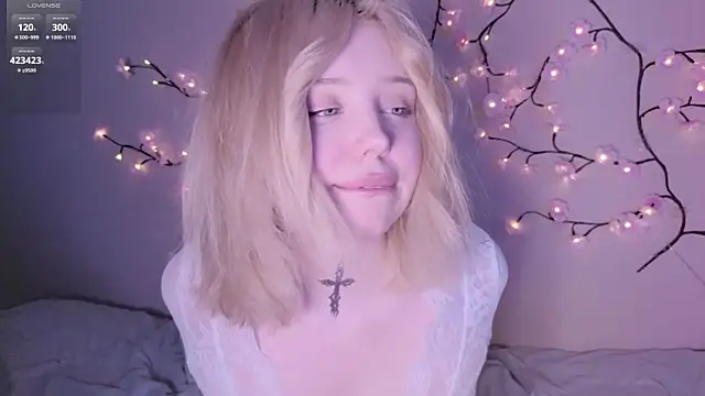 Snapshot of RileyVice chatting on May 2026 02:45:01 PM RileyVice online show from May 2026 02:45:01 PM