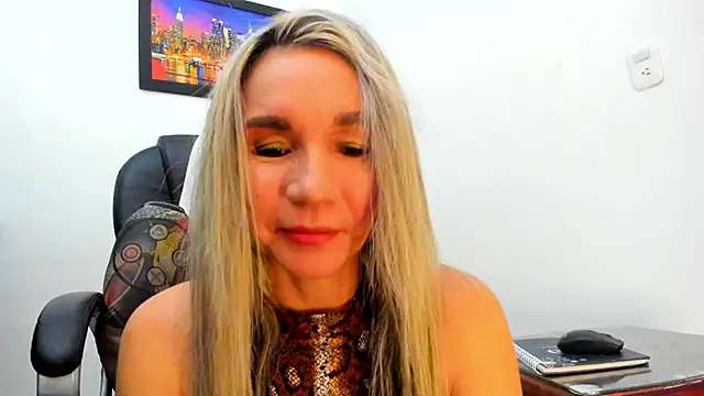 Snapshot of Ms_lunaRose chatting on September 2025 12:01:02 AM Ms lunaRose online show from September 2025 12:01:02 AM