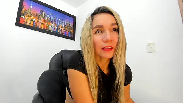 Snapshot of Ms_lunaRose chatting on December 2025 03:21:01 PM Ms lunaRose online show from December 2025 03:21:01 PM