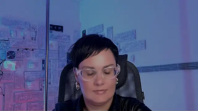 LauraDavidsons online show from November 2025 04:28:01 PM