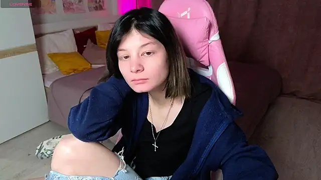 Snapshot of EllinEverly chatting on March 2026 04:05:01 AM EllinEverly online show from March 2026 04:05:01 AM