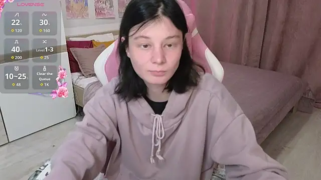 Snapshot of EllinEverly chatting on April 2026 09:04:02 PM EllinEverly online show from April 2026 09:04:02 PM