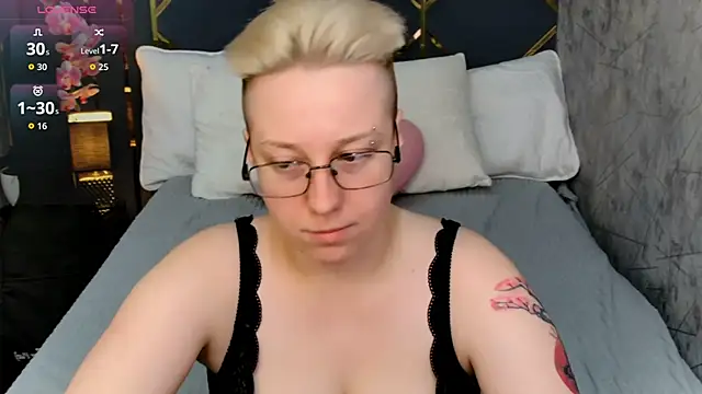 Snapshot of AlexandraGreen chatting on November 2025 08:58:01 PM AlexandraGreen online show from November 2025 08:58:01 PM