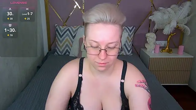 Snapshot of AlexandraGreen chatting on November 2025 09:13:02 PM AlexandraGreen online show from November 2025 09:13:02 PM