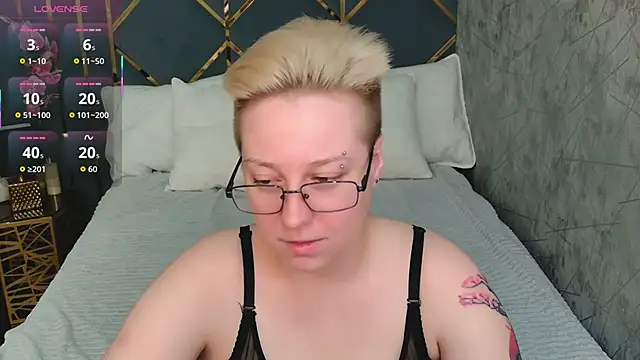Snapshot of AlexandraGreen chatting on December 2025 09:01:02 PM AlexandraGreen online show from December 2025 09:01:02 PM