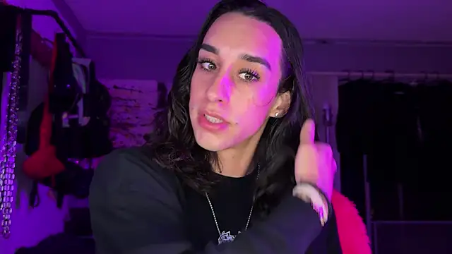 xoFrankie online show from November 2025 03:05:01 AM