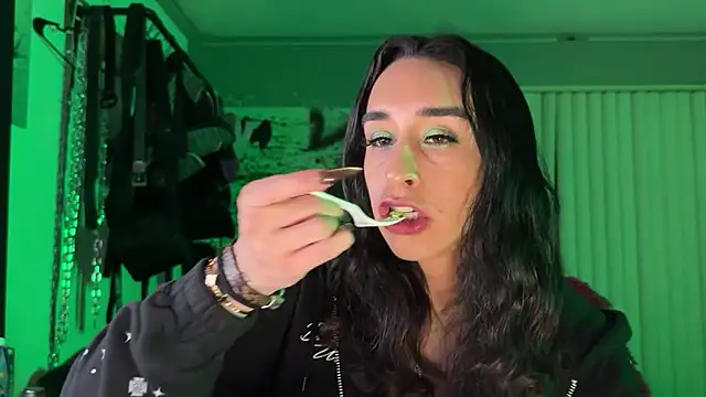 xoFrankie online show from March 2026 03:30:02 AM