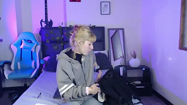 Snapshot of Amnesia_ chatting on October 2025 12:35:01 PM Amnesia online show from October 2025 12:35:01 PM