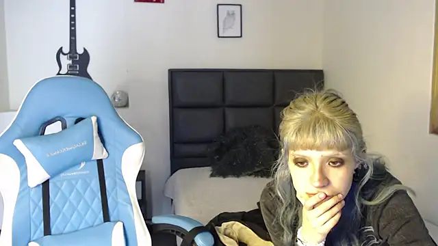 Snapshot of Amnesia_ chatting on November 2025 12:38:02 PM Amnesia online show from November 2025 12:38:02 PM