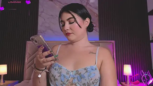 MiaaFarrel online show from May 2026 07:21:01 PM