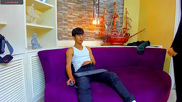 Holdme Hot online show from September 2025 03:28:01 AM