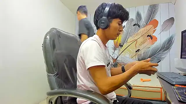 Holdme Hot online show from November 2025 03:27:01 AM