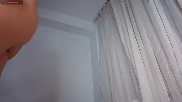 Snapshot of SkinnyMode chatting on October 2025 01:06:02 AM SkinnyMode online show from October 2025 01:06:02 AM