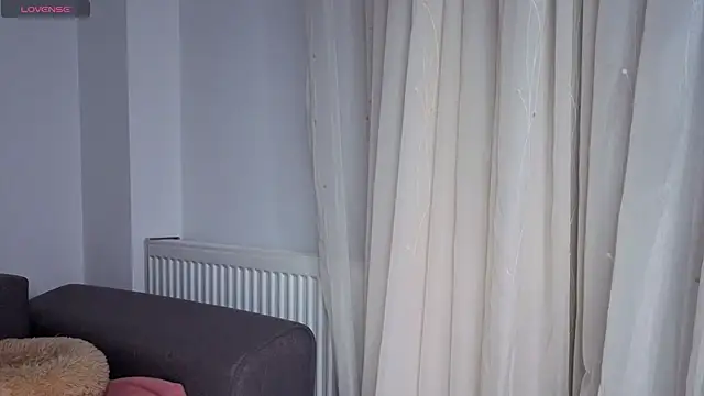 Snapshot of SkinnyMode chatting on October 2025 12:11:01 AM SkinnyMode online show from October 2025 12:11:01 AM