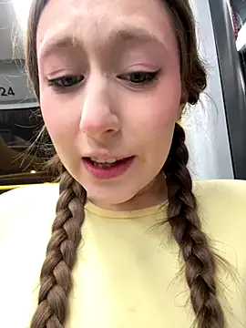 Snapshot of FroggyAnna chatting on November 2025 05:01:01 PM FroggyAnna online show from November 2025 05:01:01 PM