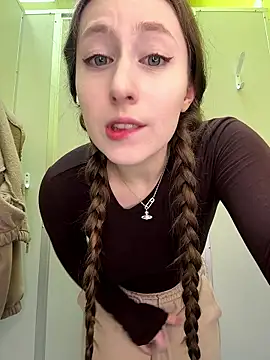 Snapshot of FroggyAnna chatting on January 2026 06:24:02 PM FroggyAnna online show from January 2026 06:24:02 PM