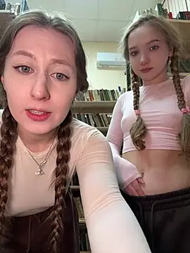 Snapshot of FroggyAnna chatting on January 2026 06:22:01 PM FroggyAnna online show from January 2026 06:22:01 PM