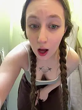 Snapshot of FroggyAnna chatting on April 2026 05:30:01 PM FroggyAnna online show from April 2026 05:30:01 PM