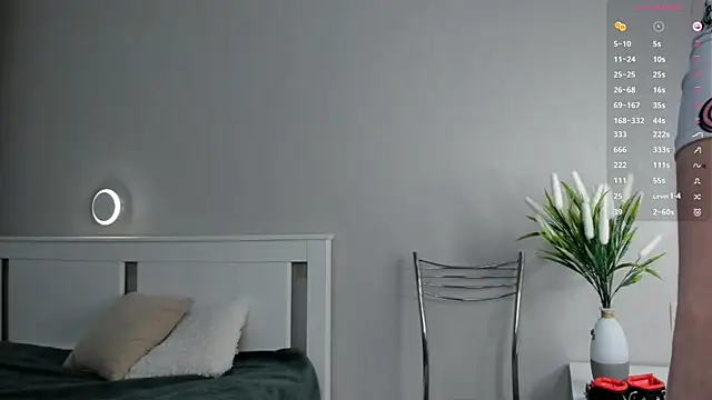 Snapshot of AuroraVice chatting on October 2025 06:28:01 AM AuroraVice online show from October 2025 06:28:01 AM