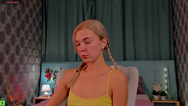 Snapshot of Aurora_Bennet chatting on September 2025 12:33:02 AM Aurora Bennet online show from September 2025 12:33:02 AM