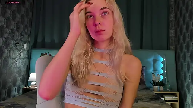 Snapshot of Aurora_Bennet chatting on September 2025 12:01:02 AM Aurora Bennet online show from September 2025 12:01:02 AM