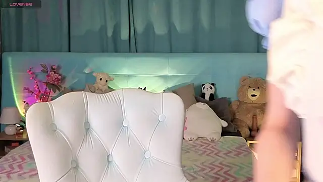 Snapshot of Aurora_Bennet chatting on November 2025 12:42:02 AM Aurora Bennet online show from November 2025 12:42:02 AM