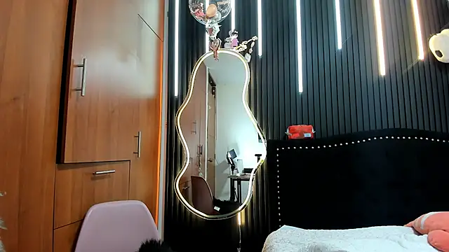 scarletr red online show from January 2026 09:28:01 PM