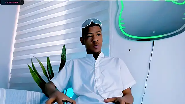 tiago xxx  online show from November 2025 09:02:02 PM