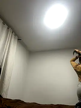 Snapshot of Leonis_0 chatting on October 2025 02:01:02 AM Leonis 0 online show from October 2025 02:01:02 AM