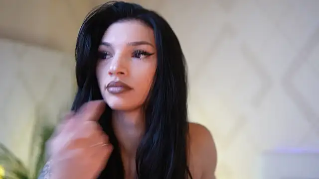 Snapshot of MiamiCoffee chatting on November 2025 09:14:01 PM MiamiCoffee online show from November 2025 09:14:01 PM