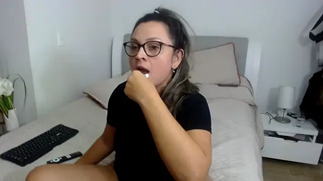 Snapshot of sophie_lopez1 chatting on December 2025 04:18:02 AM sophie lopez1 online show from December 2025 04:18:02 AM