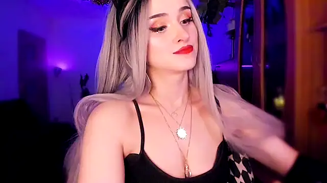 Snapshot of MistressJolie chatting on January 2025 06:02:01 AM MistressJolie online show from January 2025 06:02:01 AM