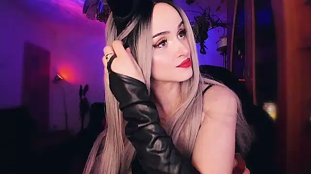 Snapshot of MistressJolie chatting on February 2025 04:28:02 AM MistressJolie online show from February 2025 04:28:02 AM