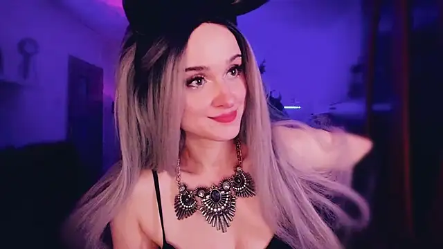 Snapshot of MistressJolie chatting on December 2025 07:39:02 AM MistressJolie online show from December 2025 07:39:02 AM