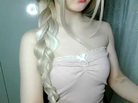 Snapshot of Annabelle-e chatting on April 2026 07:09:02 PM Annabelle-e online show from April 2026 07:09:02 PM