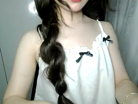 Snapshot of Annabelle-e chatting on May 2026 07:04:01 PM Annabelle-e online show from May 2026 07:04:01 PM