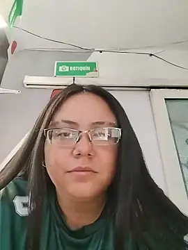 Snapshot of julieta_flores chatting on June 2026 08:43:02 PM julieta flores online show from June 2026 08:43:02 PM