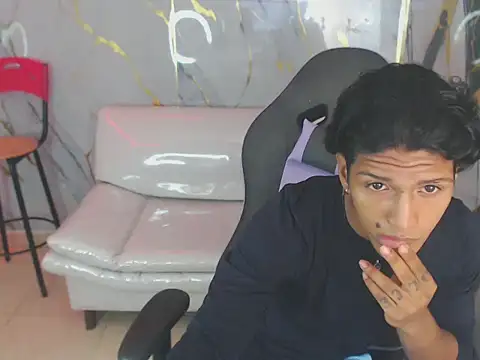 Snapshot of bull_cam chatting on November 2025 03:25:02 PM bull cam online show from November 2025 03:25:02 PM