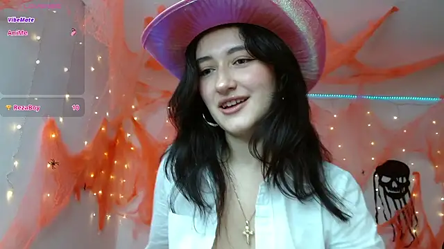 Snapshot of AlessandraLB chatting on October 2025 10:35:02 AM AlessandraLB online show from October 2025 10:35:02 AM