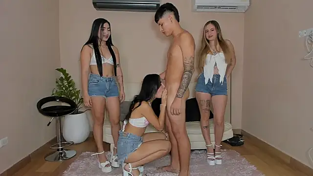 Snapshot of Goodlatin_girls chatting on September 2025 01:07:02 AM Goodlatin girls online show from September 2025 01:07:02 AM