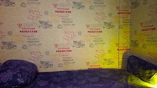 Snapshot of emi_less chatting on February 2026 04:43:02 PM emi less online show from February 2026 04:43:02 PM