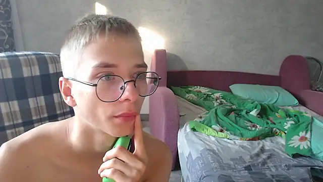 glasses cat online show from September 2025 05:53:02 AM