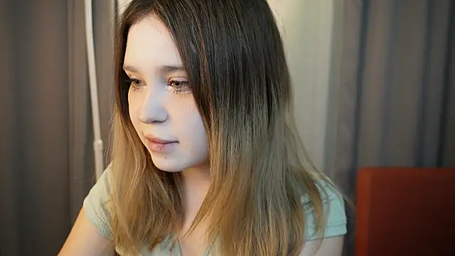 Snapshot of Lina_Glow chatting on November 2025 07:08:01 AM Lina Glow online show from November 2025 07:08:01 AM