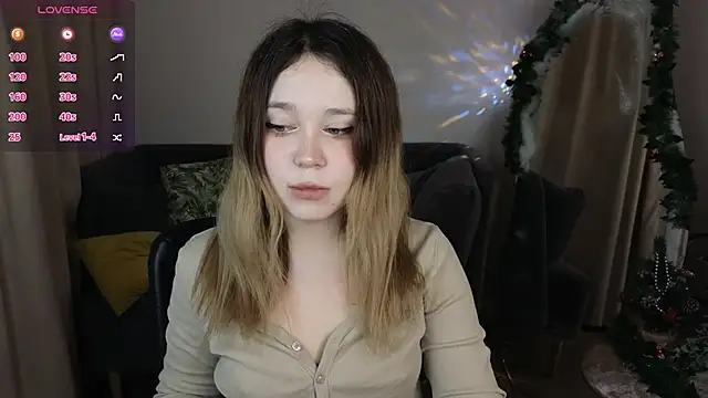 Snapshot of Lina_Glow chatting on December 2025 06:42:02 AM Lina Glow online show from December 2025 06:42:02 AM