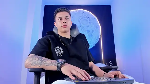 liaamsmiith  online show from November 2025 12:14:02 PM