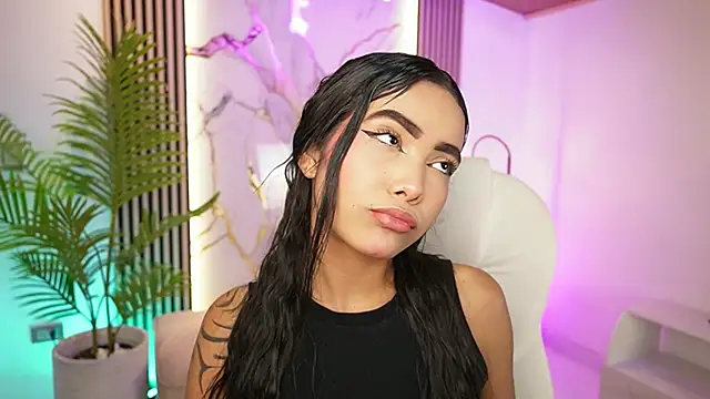 Snapshot of GiaNovak chatting on November 2025 11:43:02 AM GiaNovak online show from November 2025 11:43:02 AM