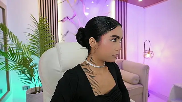 Snapshot of GiaNovak chatting on November 2025 11:43:02 AM GiaNovak online show from November 2025 11:43:02 AM