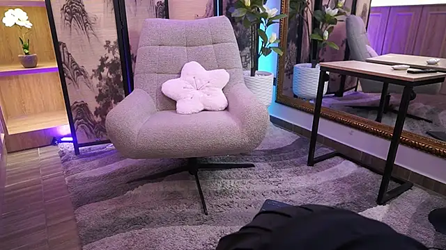 Snapshot of GiaNovak chatting on November 2025 12:59:01 PM GiaNovak online show from November 2025 12:59:01 PM