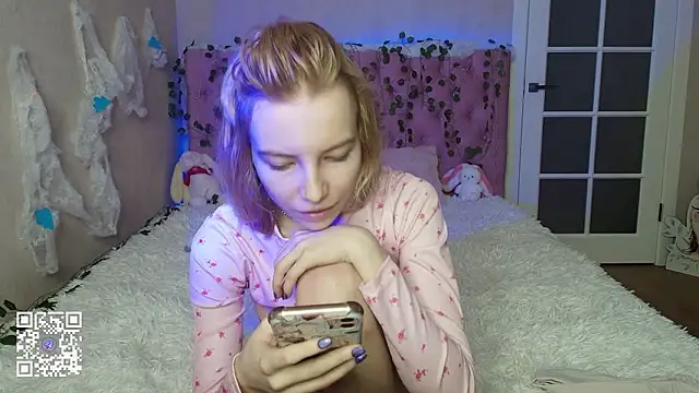 Snapshot of Pink_Lila18 chatting on February 2026 01:02:01 AM Pink Lila18 online show from February 2026 01:02:01 AM